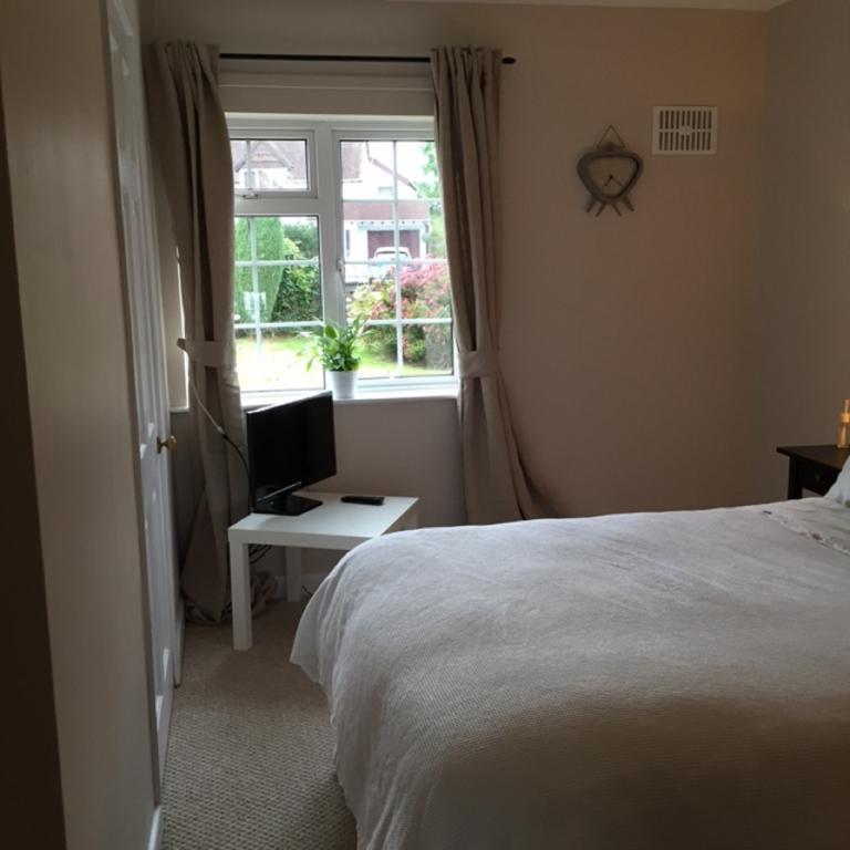 Illshaw Heath Farm Guest Lodge Хокли-Хит Номер фото