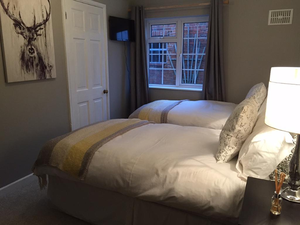 Illshaw Heath Farm Guest Lodge Хокли-Хит Номер фото